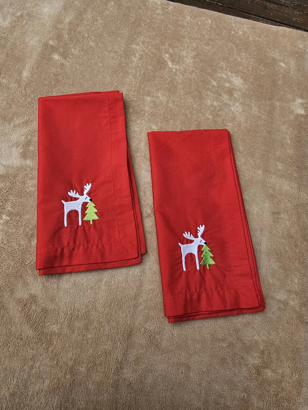 Crate & Barrel. 2 Placemats, 2 Dinner Napkins, 2 Towels. Snowman & Reindeer.